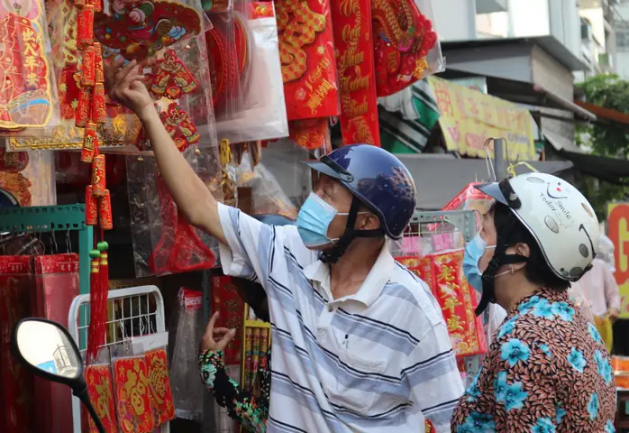 Rộn Ràng Kẻ Bán Người Mua Ở Chợ Bán Đồ Cúng Ông Táo Quy Mô ...