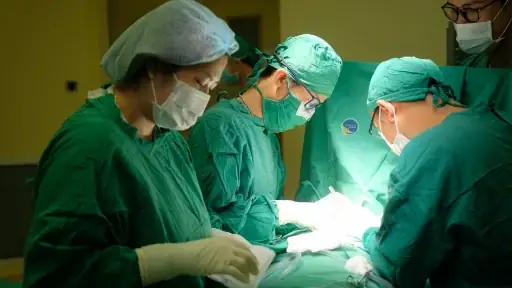 Nam Công Nhân Bị Thang Máy Kẹp Cổ, Đứt Lìa Vành Tai