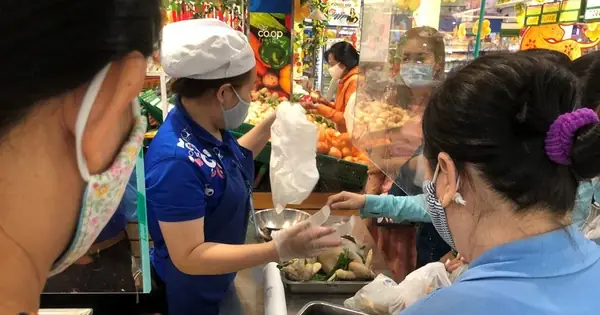 Sáng Mùng 3 Tết, Dân Sài Gòn Xếp Hàng Vào Siêu Thị Mua Gà Cúng
