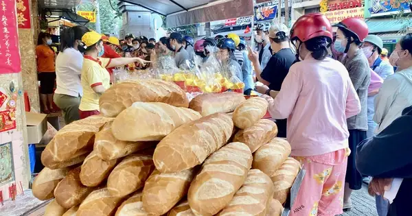 Xếp Hàng Từ Tờ Mờ Sáng Để Mua Heo Quay Cúng Thần Tài