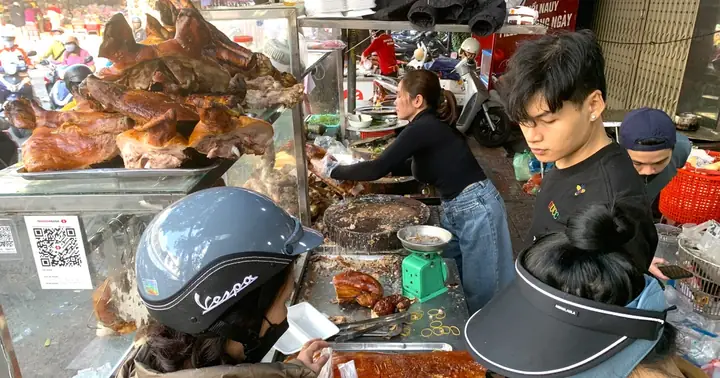 Nườm Nượp Mua Heo Quay Cúng Thần Tài, Nhà Hàng Bán 'không Kịp ...