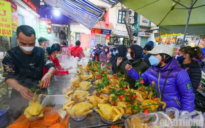 Người Hà Nội Chen Mua Gà Ngậm Hoa Hồng Cúng Giao Thừa