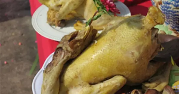 Năm Dậu Có Nên Cúng Gà? Giải Đáp Chi Tiết Từ Chuyên Gia Phong Thủy