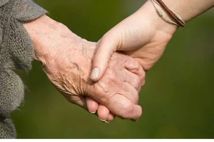 Nằm Mơ Thấy Bà Nội Đã Mất Đánh Con Gì? Giải Mã Ý Nghĩa & Con Số May Mắn