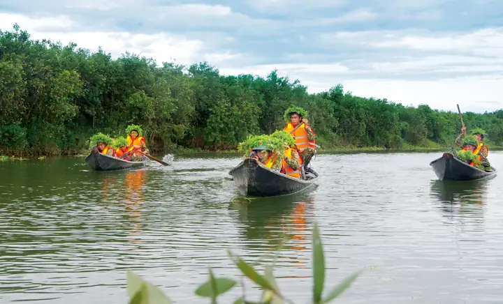Giải Mã Giấc Mơ Bơi Xuồng Trên Sông: Thông Điệp Từ Dòng Nước Kỳ Ảo