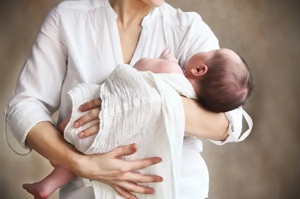 Nằm Mơ Thấy Bồng Em Bé Đánh Đề Con Gì? Giải Mã Chi Tiết Ý Nghĩa Và Các Con Số May Mắn