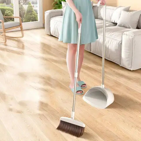 Giải Mã Giấc Mơ Thấy Cầm Chổi Quét Nhà: Điềm Báo Gì Và Con Số May Mắn?