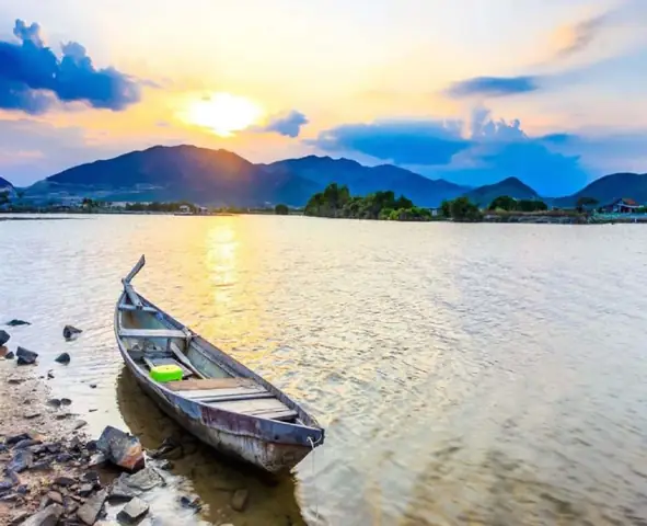 Nằm Mơ Thấy Chìm Xuồng Đánh Số Gì? Giải Mã Chi Tiết Ý Nghĩa Và Con Số May Mắn