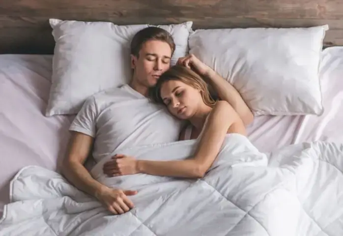 Giải Mã Giấc Mơ Thấy Đàn Ông Ôm Mình: Ý Nghĩa Và Những Con Số May Mắn Bạn Nên Biết