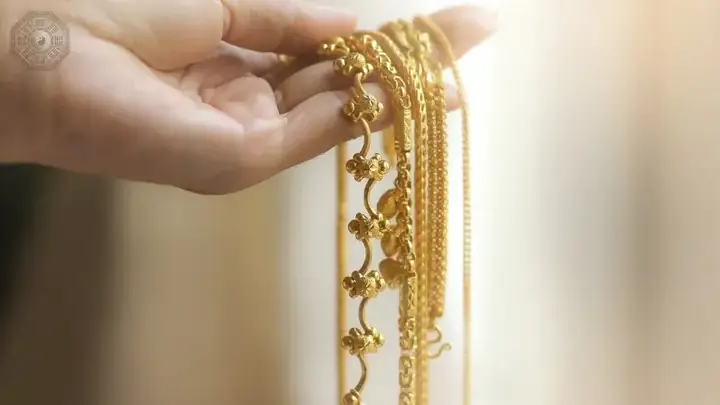Giải Mã Giấc Mơ Thấy Dây Chuyền Vàng 18k: Điềm Lành Hay Dữ?