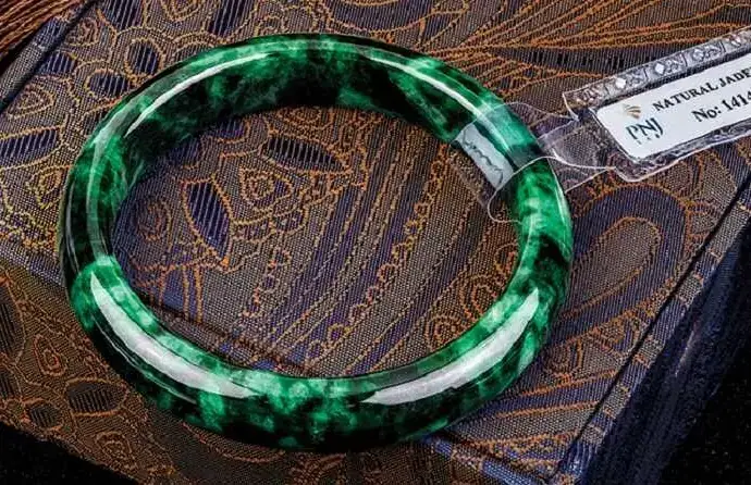 Giải Mã Giấc Mơ Thấy Đeo Vòng Cẩm Thạch: Điềm Lành Hay Điềm Dữ?