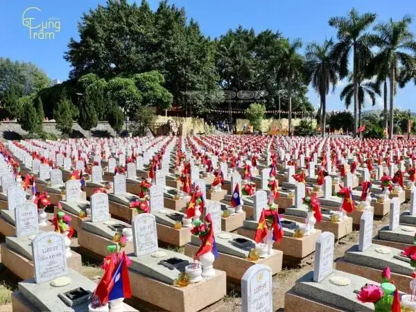 Giải Mã Giấc Mơ Đi Ngang Nghĩa Trang: Điềm Báo Gì & Con Số May Mắn