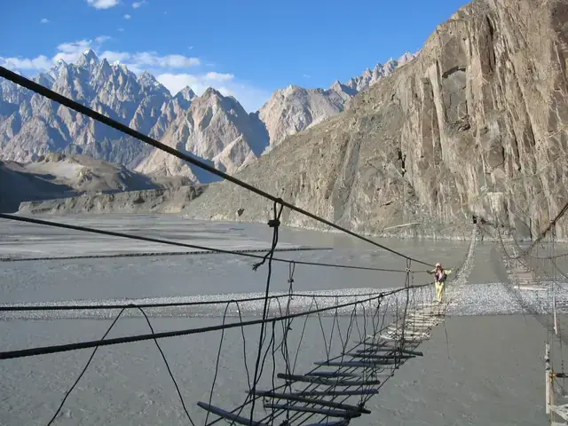 Giải Mã Giấc Mơ Thấy Đi Qua Cầu: Ý Nghĩa Tâm Linh Và Các Con Số May Mắn