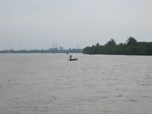 Giải Mã Ý Nghĩa Giấc Mơ: Nằm Mơ Thấy Đi Xuồng Trên Sông Là Điềm Gì?