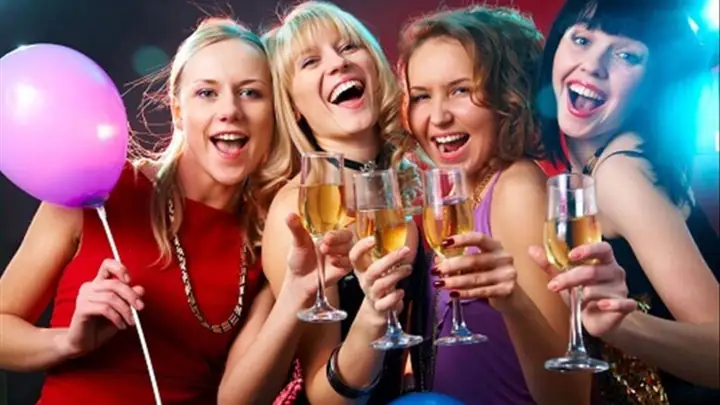 Giải Mã Chi Tiết Ý Nghĩa Nằm Mơ Thấy Đông Người Ăn Tiệc: Điềm Báo Và Con Số May Mắn