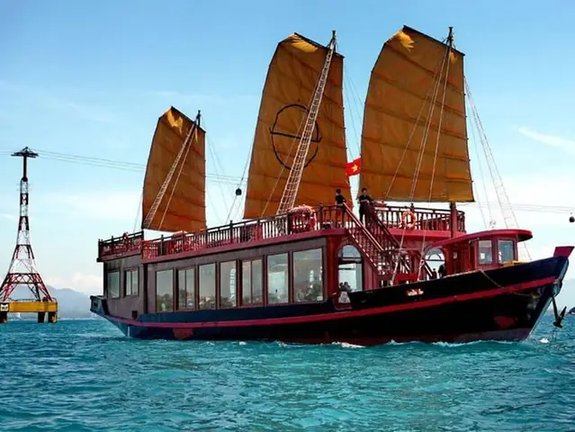 Nằm Mơ Thấy Ghe Xuồng Đánh Số May: Giải Mã Ý Nghĩa Và Con Số Chính Xác