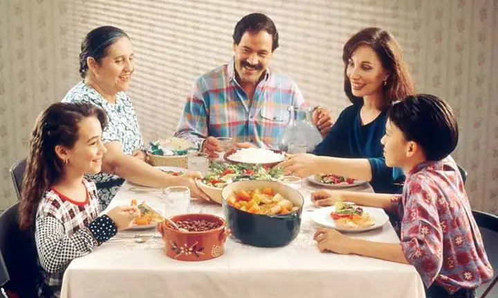 Giải Mã Giấc Mơ Thấy Gia Đình Sum Họp: Thông Điệp Ẩn Sâu Từ Tiềm Thức