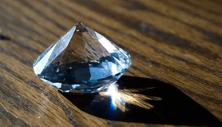 Nằm Mơ Thấy Kim Cương Đánh Số May: Giải Mã Chi Tiết Ý Nghĩa Và Con Số Tiềm Ẩn