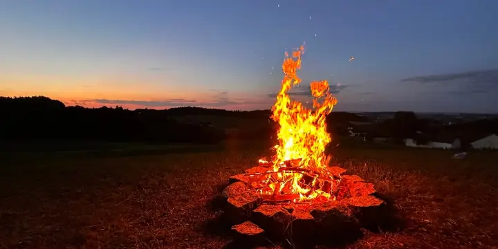 Nằm Mơ Thấy Lửa Là Điềm Gì? Giải Mã Chi Tiết Theo Tâm Linh & Phật Giáo