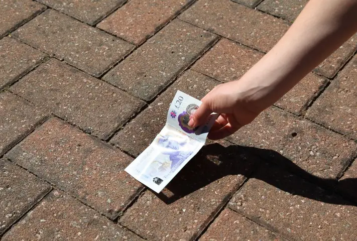 Nằm Mơ Thấy Lượm Được Tiền Đô: Giải Mã Ý Nghĩa Và Những Điềm Báo Đặc Biệt