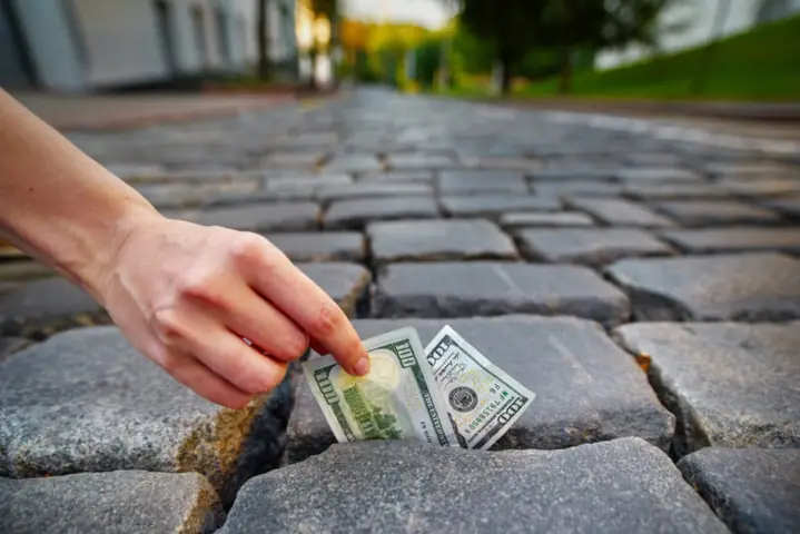 Giải Mã Chi Tiết Giấc Mơ: Nằm Mơ Thấy Lượm Tiền Là Điềm Báo Gì?