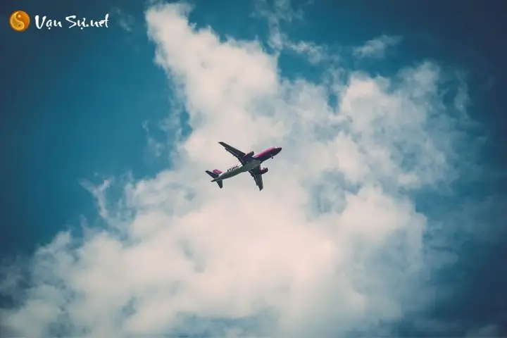 Giải Mã Giấc Mơ Thấy Máy Bay Rơi Xuống Nước: Điềm Báo Gì Và Con Số May Mắn?