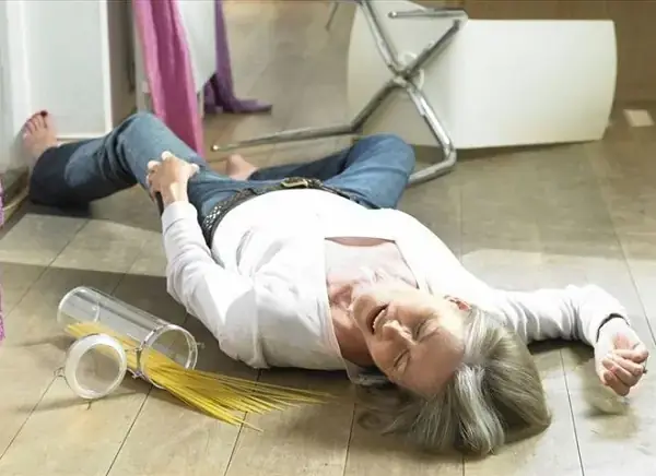 Nằm Mơ Thấy Mình Bị Gãy Chân Đánh Con Gì? Giải Mã Giấc Mơ & Con Số May Mắn