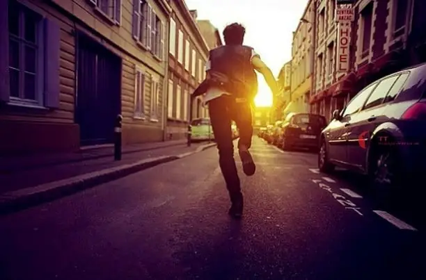 Nằm Mơ Thấy Mình Chạy Rất Nhanh: Giải Mã Chi Tiết Ý Nghĩa Tâm Linh & Con Số May Mắn