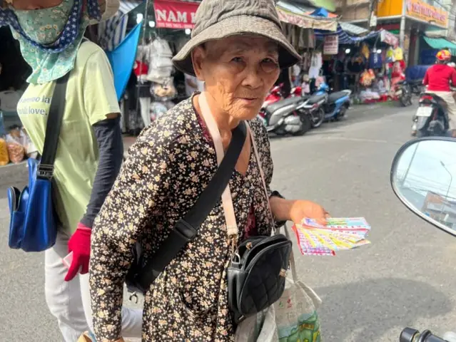 Giải Mã Chi Tiết Ý Nghĩa Giấc Mơ Thấy Mình Đi Bán Vé Số: Điềm Lành Hay Dữ?