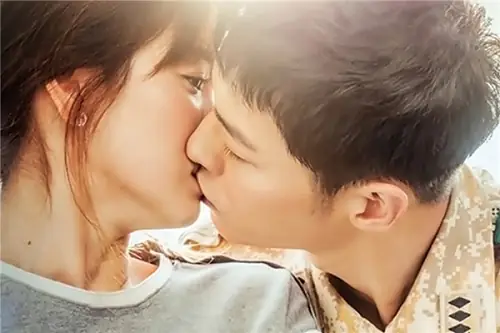 Giải Mã Giấc Mơ Thấy Người Khác Giới Hôn Mình: Tâm Linh, Tâm Lý Và Những Thông Điệp Ẩn Giấu