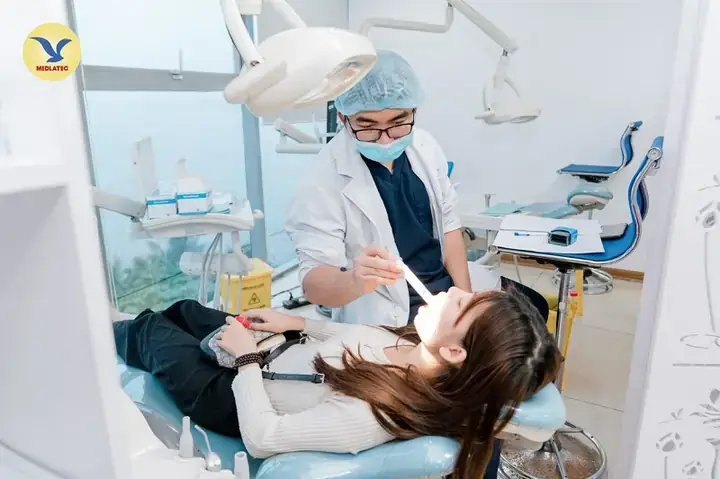 Nằm Mơ Thấy Mọc Răng Khểnh Đánh Con Gì? Giải Mã Chi Tiết & Con Số May Mắn