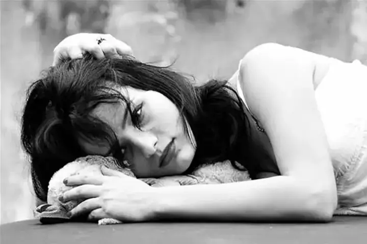 Nằm Mơ Thấy Người Khác Cầm Dao Đâm Mình: Giải Mã Chi Tiết Từ Tâm Lý Học Đến Thực Tế