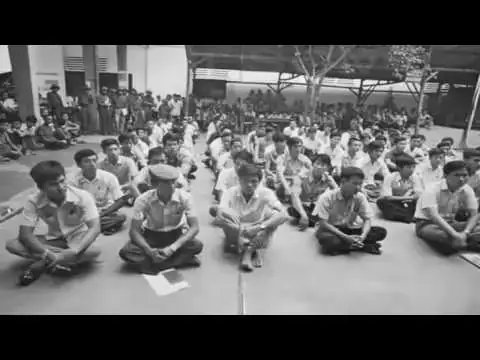 Giải Mã Giấc Mơ Thấy Người Khác Đi Tù: Điềm Báo Gì Và Nên Làm Gì?