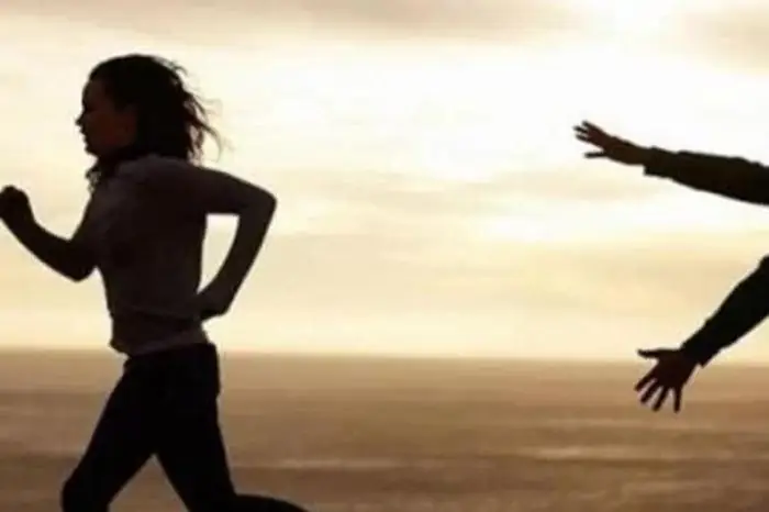 Nằm Mơ Thấy Người Khác Lấy Đồ Của Mình: Giải Mã Ý Nghĩa Và Các Trường Hợp Cụ Thể