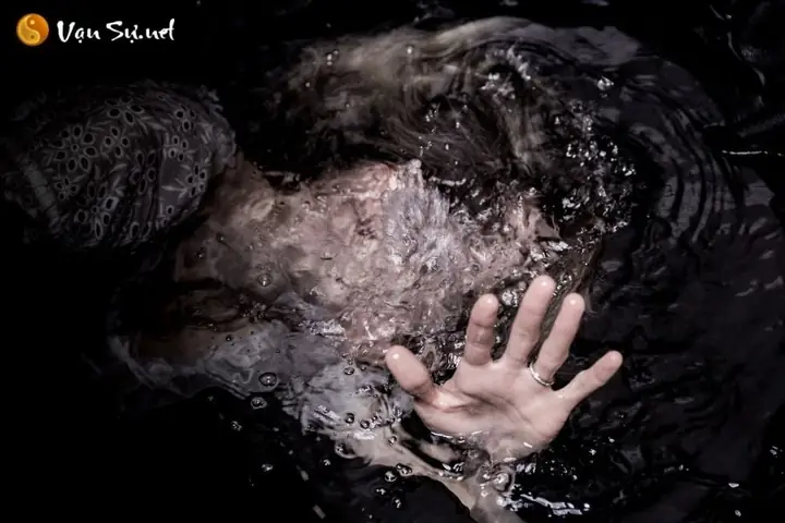 Giải Mã Giấc Mơ Thấy Người Khác Nhảy Sông: Điềm Báo Gì Và Cách Đối Mặt Tích Cực