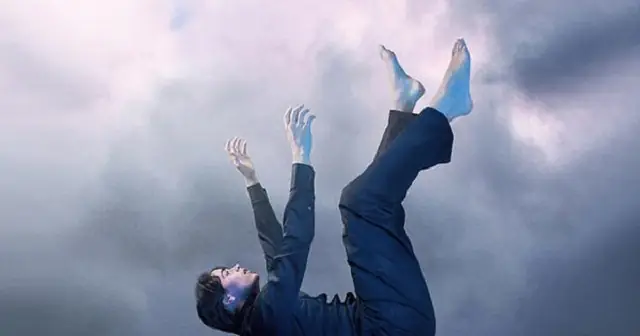 Giải Mã Giấc Mơ Thấy Người Khác Rơi Từ Trên Cao Xuống Chết: Tâm Lý Học Và Điềm Báo