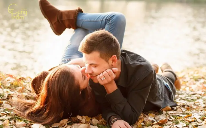 Giải Mã Chi Tiết Ý Nghĩa Giấc Mơ Thấy Người Lạ Hôn Mình: Điềm Báo Gì Và Con Số May Mắn