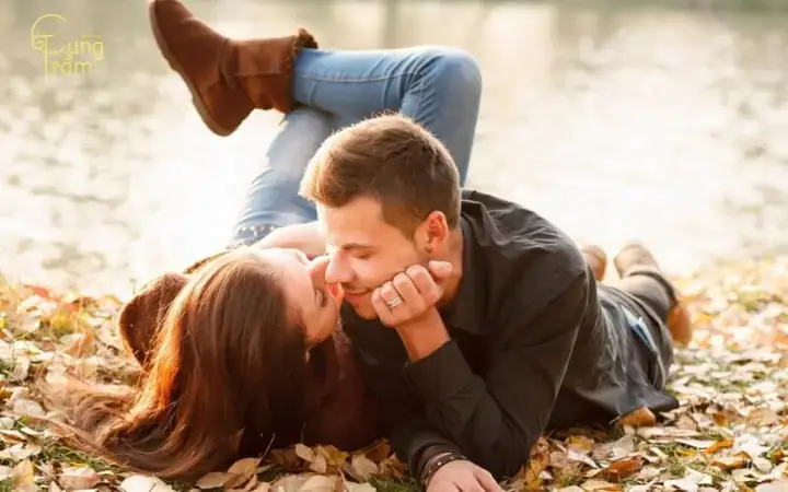 Giải Mã Chi Tiết Ý Nghĩa Giấc Mơ Thấy Người Lạ Hôn Mình: Điềm Báo Gì Và Con Số May Mắn