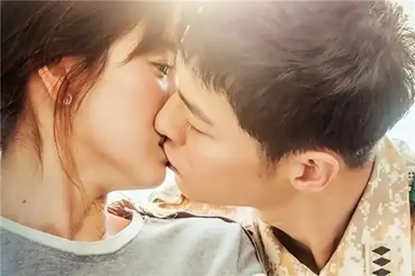 Giải Mã Chi Tiết Ý Nghĩa Giấc Mơ Thấy Người Lạ Hôn Mình: Điềm Báo Gì Và Con Số May Mắn