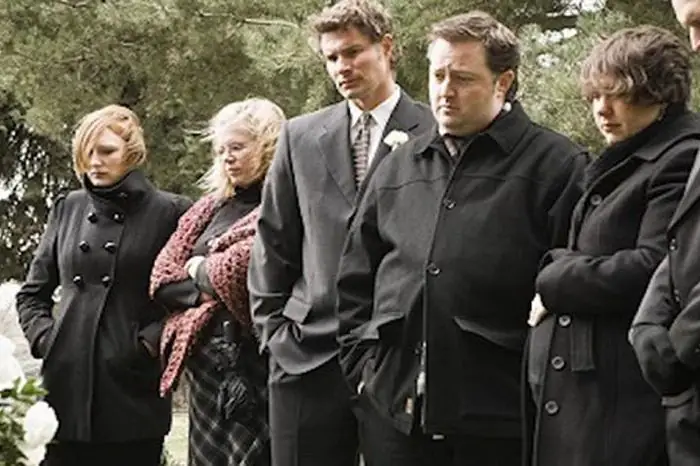 Giải Mã Giấc Mơ Thấy Người Mặc Áo Tang: Điềm Báo Gì Và Nên Làm Gì?