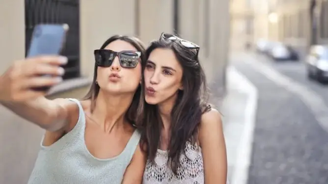 Giải Mã Giấc Mơ Thấy Người Quen Lâu Ngày Không Gặp: Thông Điệp Ẩn Sau Những Cuộc Hội Ngộ Trong Tiềm Thức