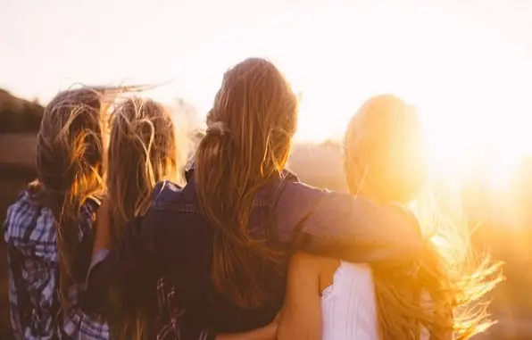 Giải Mã Giấc Mơ Thấy Người Quen Lâu Ngày Không Gặp: Thông Điệp Ẩn Sau Những Cuộc Hội Ngộ Trong Tiềm Thức