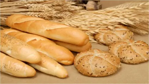 Giải Mã Ý Nghĩa Giấc Mơ: Người Khác Cho Bánh Mì Có Điềm Báo Gì?