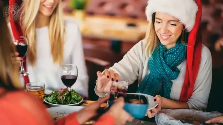 Giải Mã Giấc Mơ Thấy Người Khác Cho Đồ Ăn: Điềm Báo Gì Và Con Số May Mắn