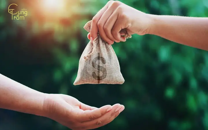 Giải Mã Giấc Mơ Thấy Người Khác Cho Tiền Usd: Điềm Lành Hay Điềm Dữ?