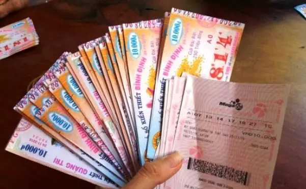 Giải Mã Giấc Mơ Thấy Người Khác Cho Vé Số: Điềm Báo Gì Và Các Con Số May Mắn