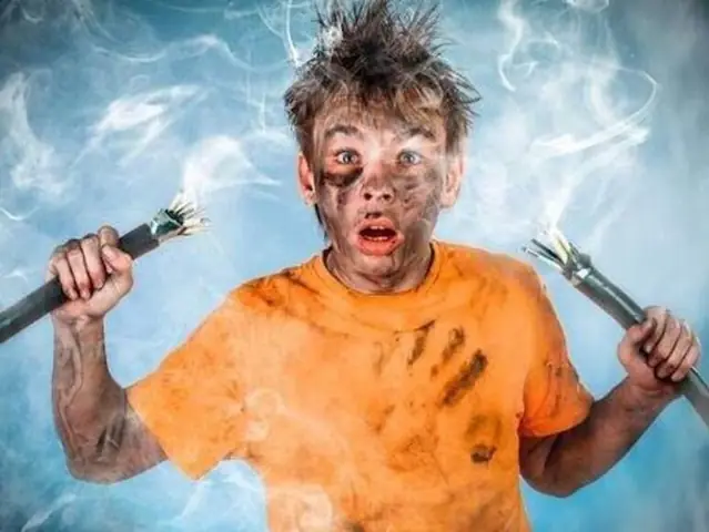 Giải Mã Chiêm Bao: Nằm Mơ Thấy Người Thân Bị Điện Giật Đánh Con Gì?