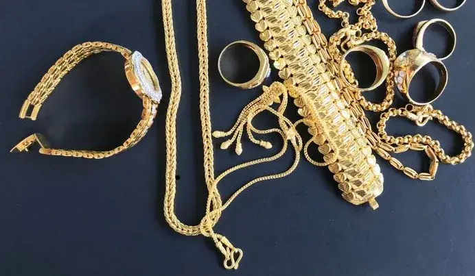 Giải Mã Ý Nghĩa Giấc Mơ Thấy Người Thân Cho Vàng: Điềm Báo Gì Và Con Số May Mắn?