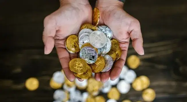 Giải Mã Ý Nghĩa Giấc Mơ Thấy Người Thân Cho Vàng: Điềm Báo Gì Và Con Số May Mắn?