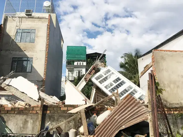 Giải Mã Ý Nghĩa Giấc Mơ Thấy Nhà Bị Tốc Mái Và Các Con Số May Mắn